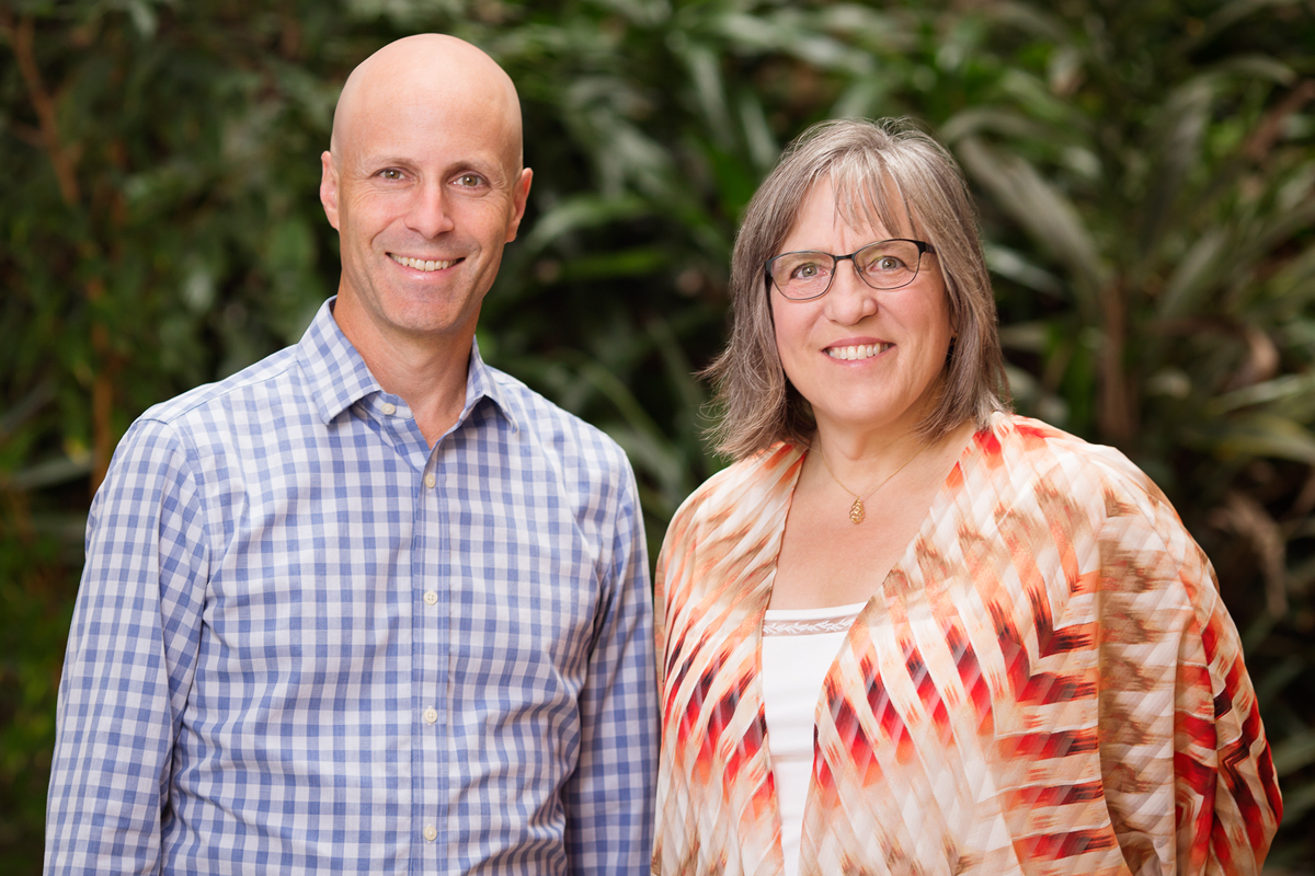 Psychology Professor Dan Simons and educational psychology Professor Liz Stine-Morrow pose for a photo.